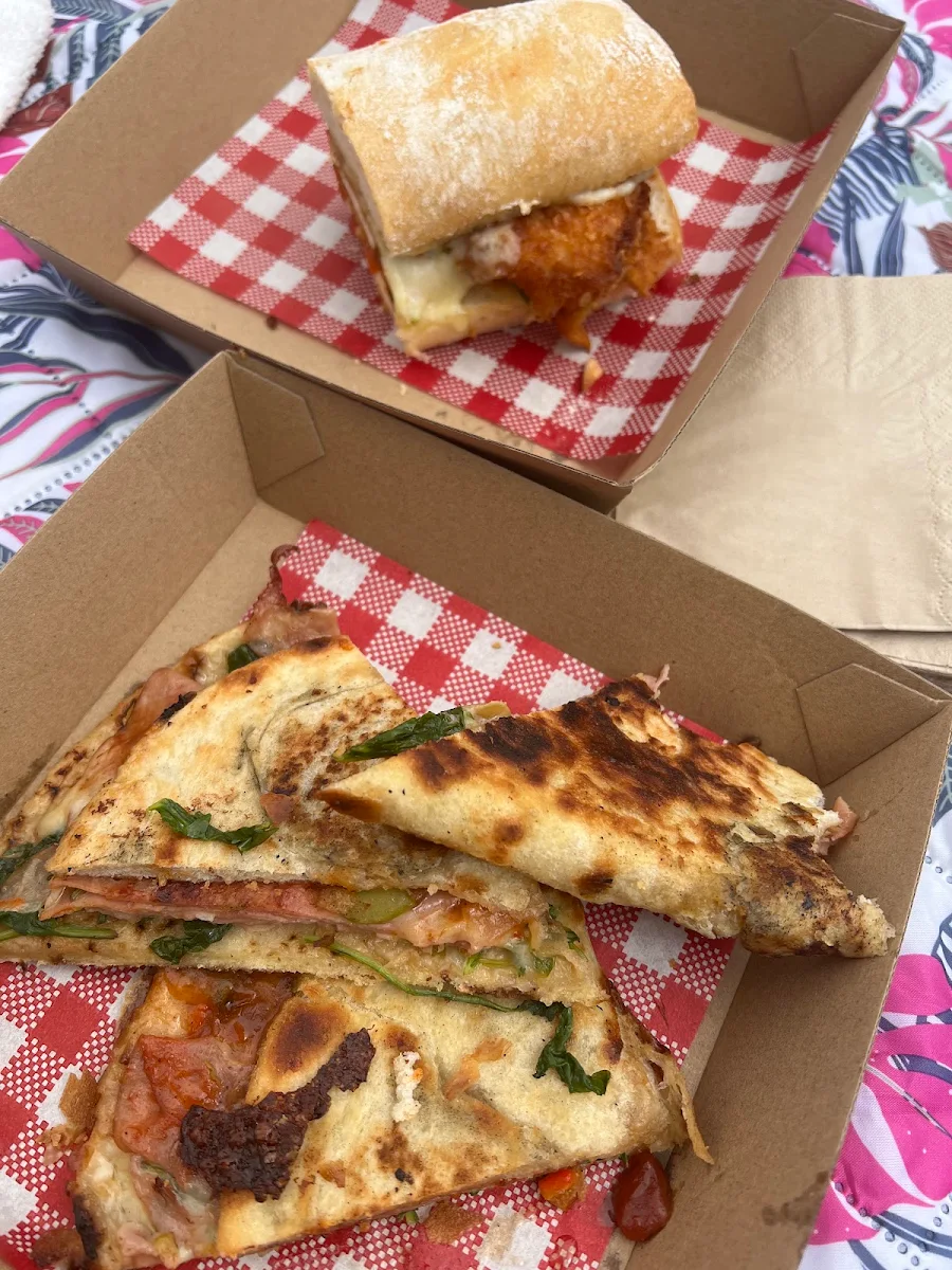 Bread & Chicken, Vista