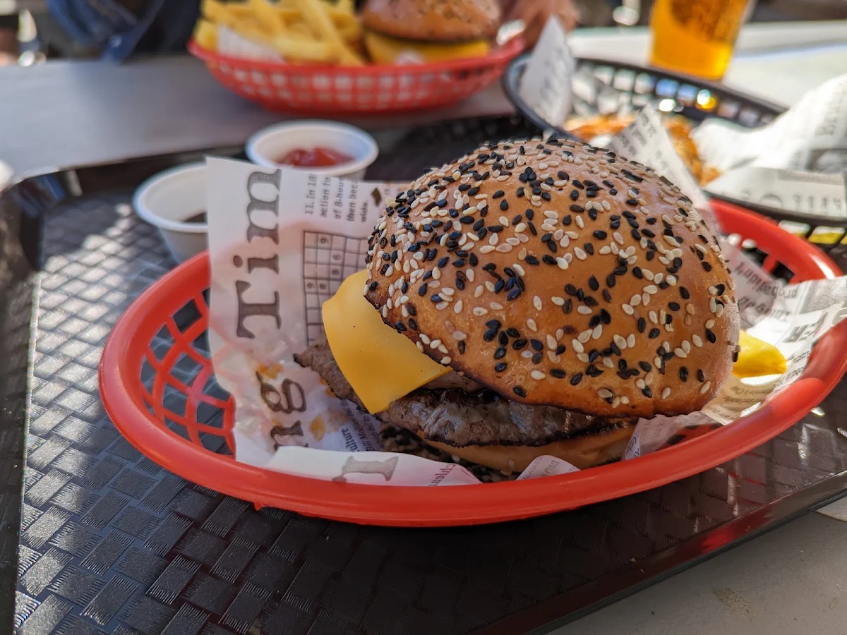 Hamburger, Dad & Dave's Brewing