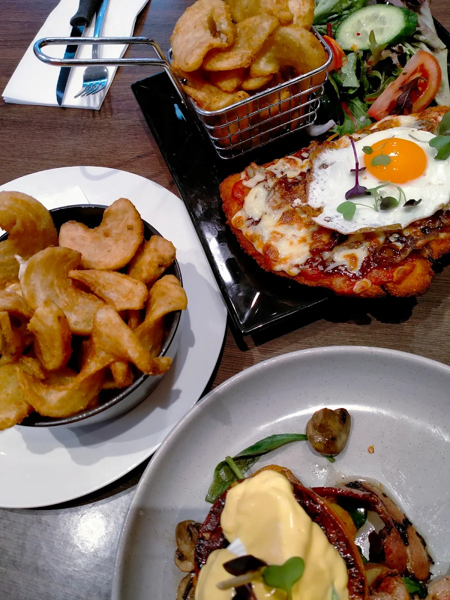 Schnitzel, Twisted Sista Fountain Gate Upstairs