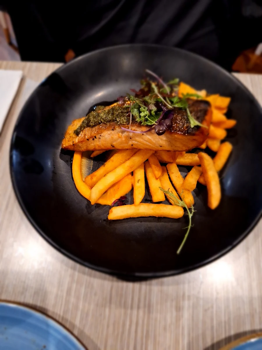 Grilled Salmon with Chips