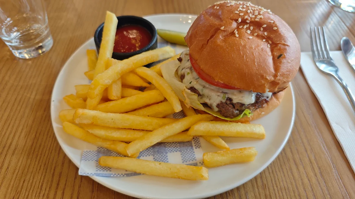 Kids Cheeseburger & Chips