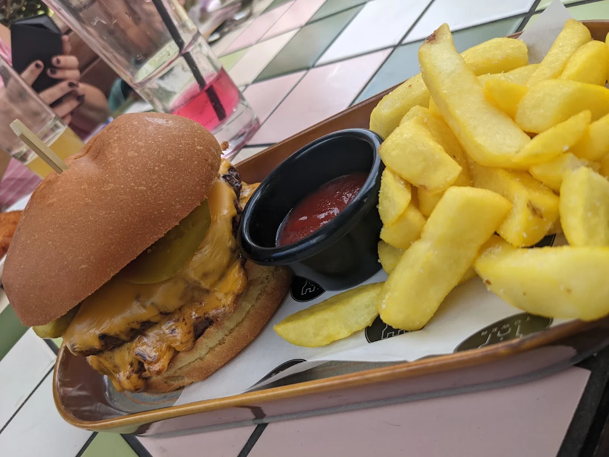 Cheese Burger and Chips