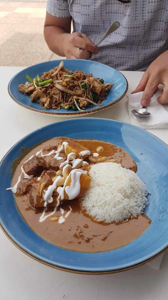 Pad Thai & Massaman Beef