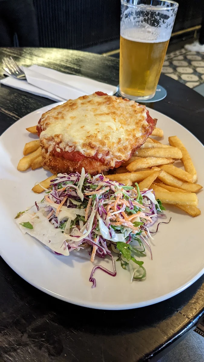 Parmy, Paragon Hotel
