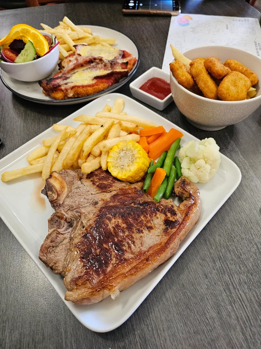 Highlights, Royal Hotel
