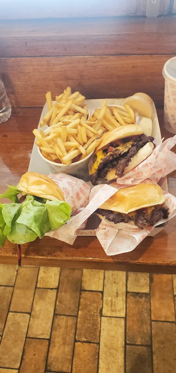 Lunch, Betty's Burgers