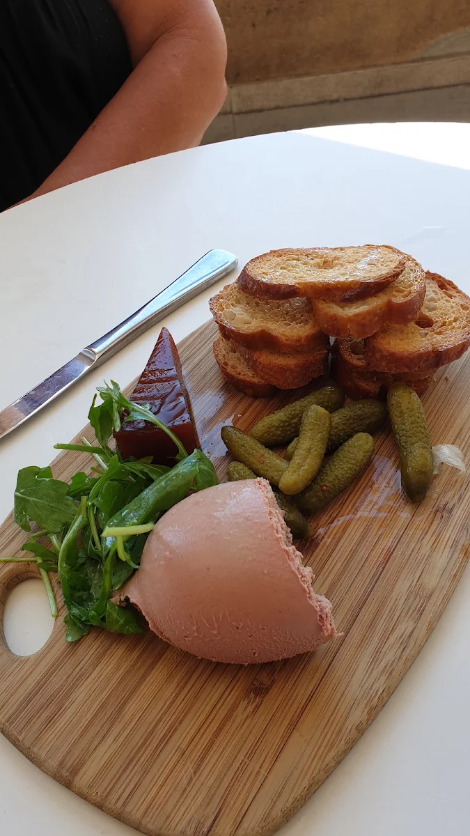 Pate, Customs House Hotel