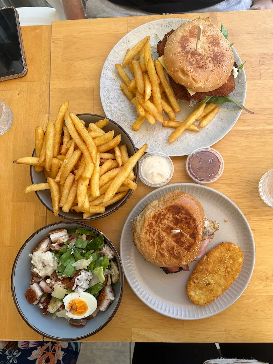 Highlights, Maisie’s Cafe
