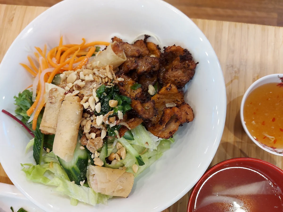 Fine Rice Vermicelli Grilled Sliced Pork Spring Rolls