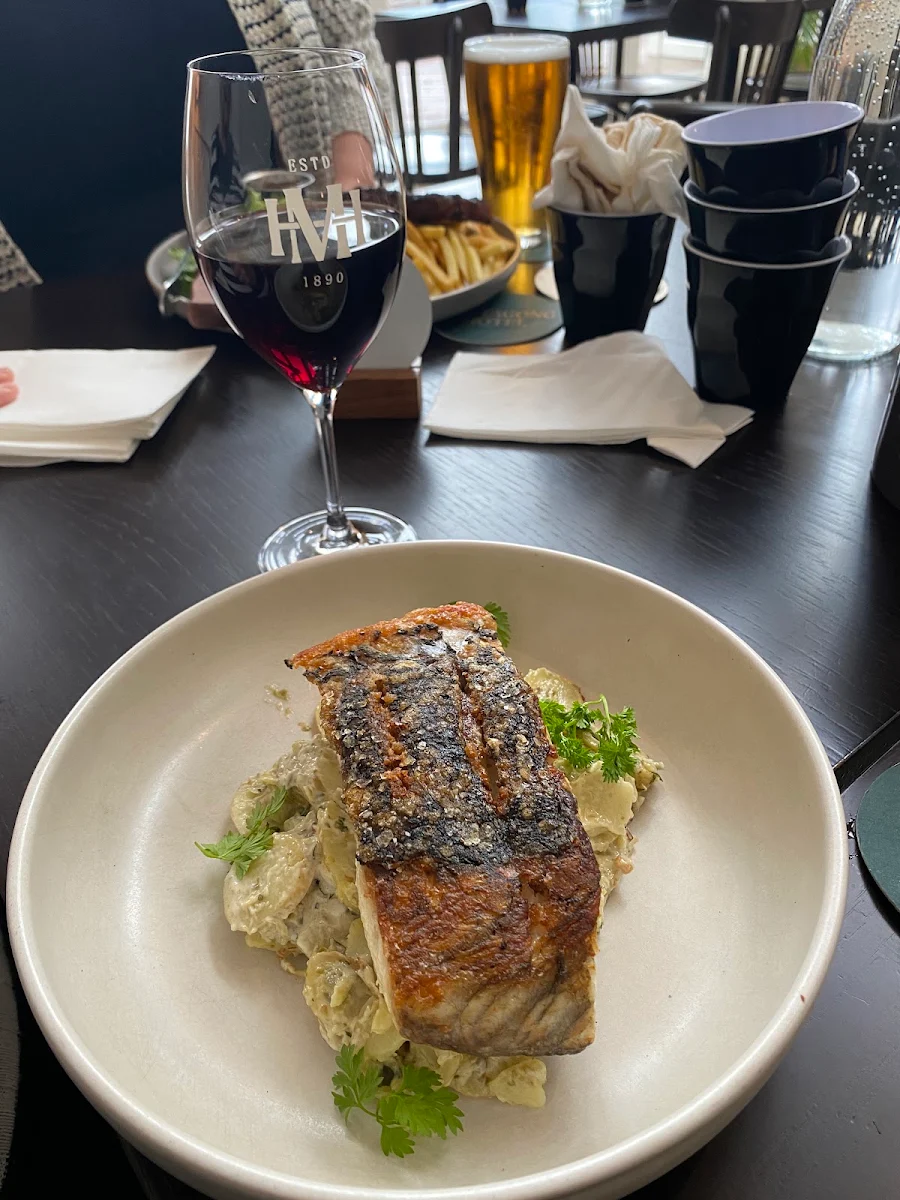 Salmon, Mittagong Hotel