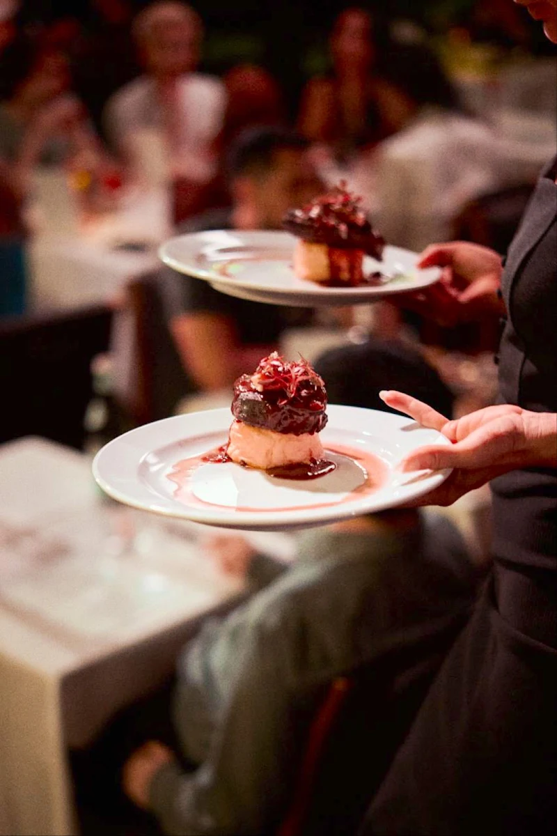 Highlights, Twin Peeks Lingerie Restaurant