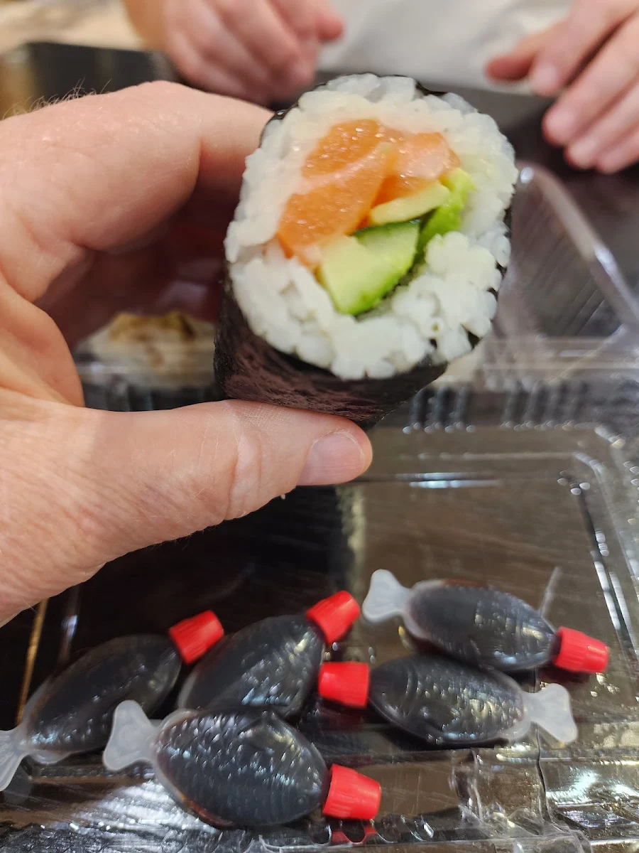 Salmomln Avocado & Cucumber Sushi Roll