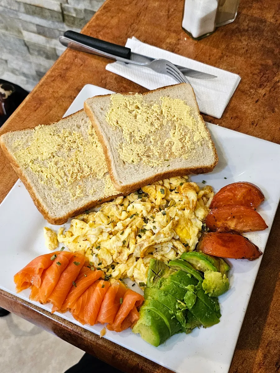Scrambled Egg w Smoked Salmon & Avocado