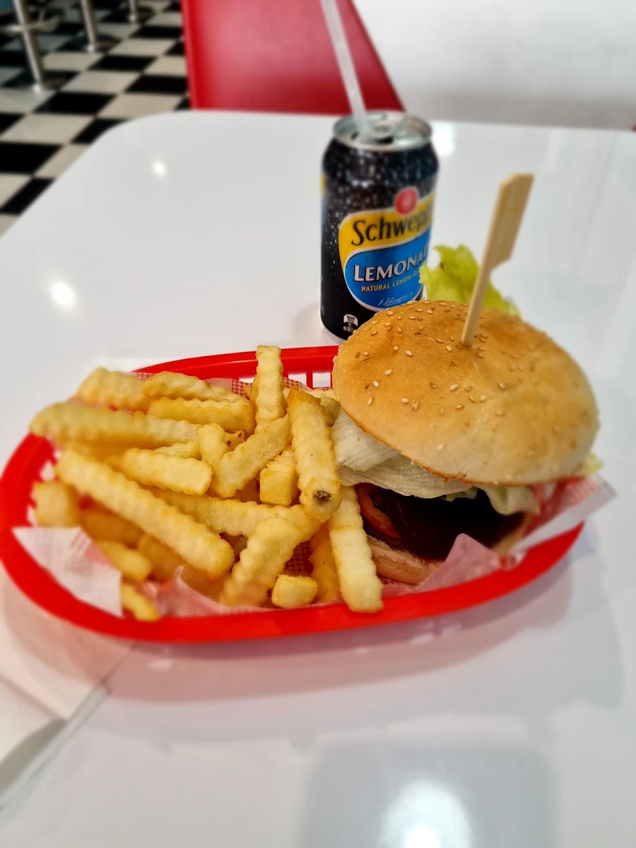 Hamburger with Chips, Metro Diner Taree