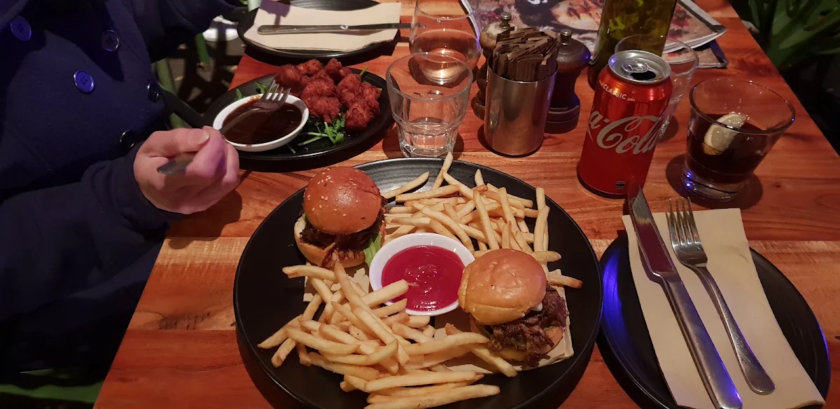 Sliders, Tusk On Chapel