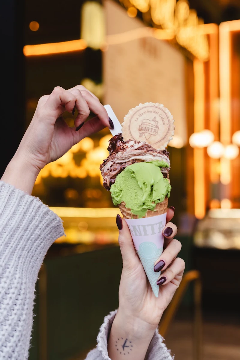 Highlights, Anita Gelato Victoria Cross