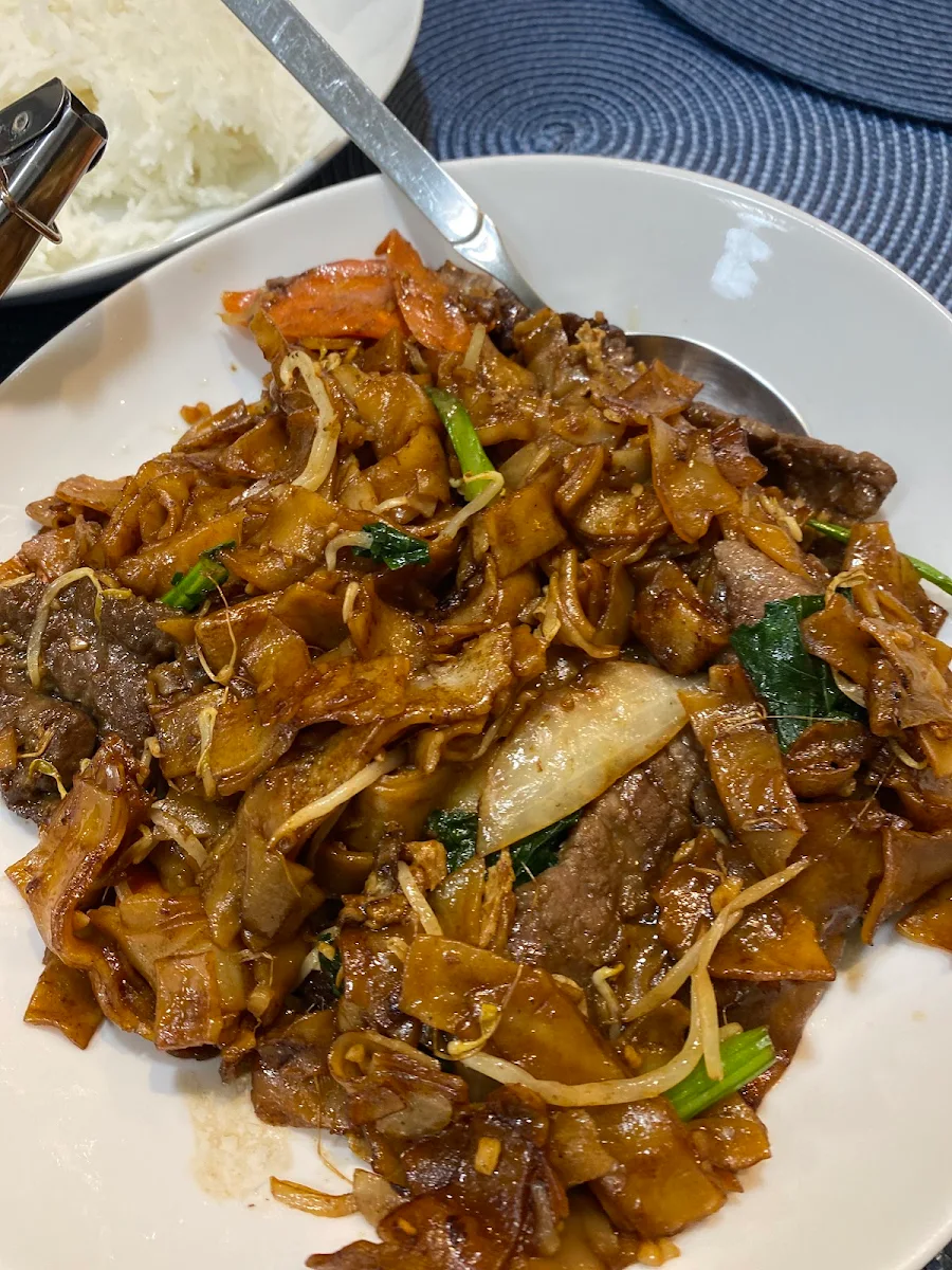 Fried Rice Noodles with Beef