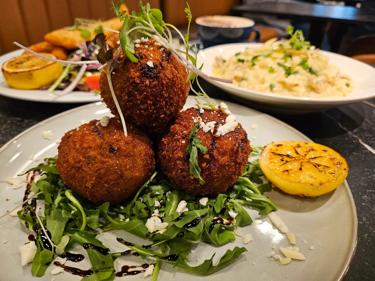 Highlights, Lexi's Cafe & bar