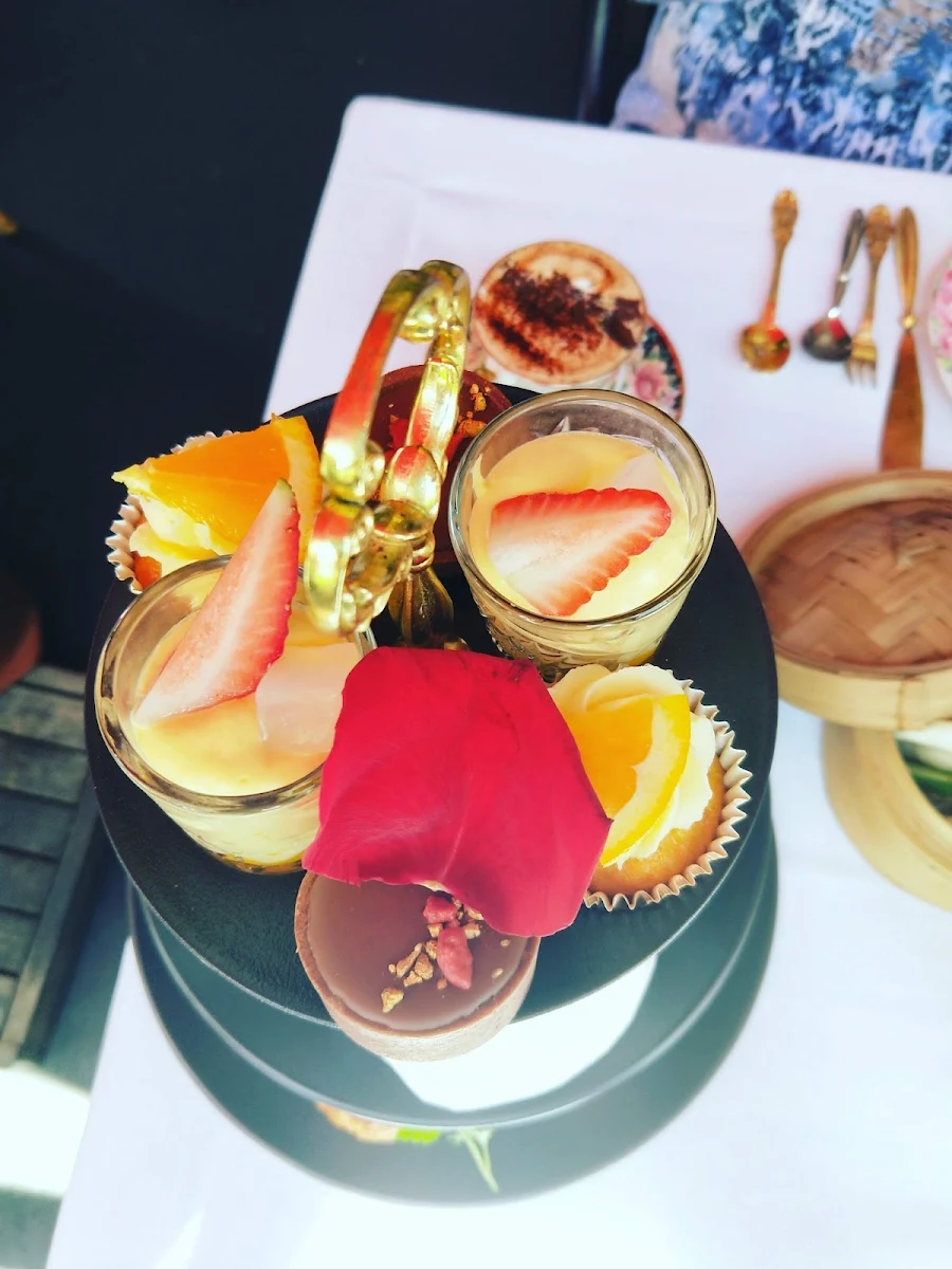 High Tea Stand, Chinta