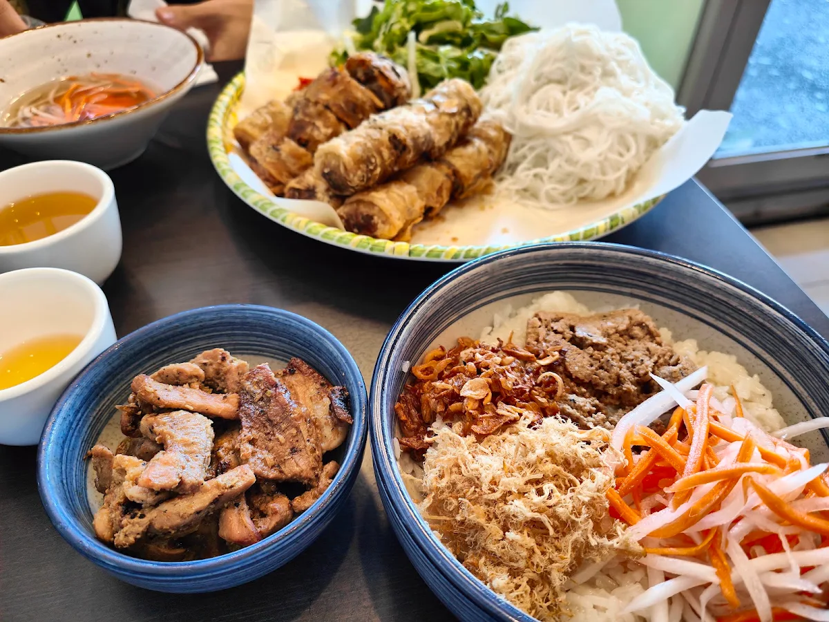 Grilled Pork & Rice Vermicelli with Seafood Spring