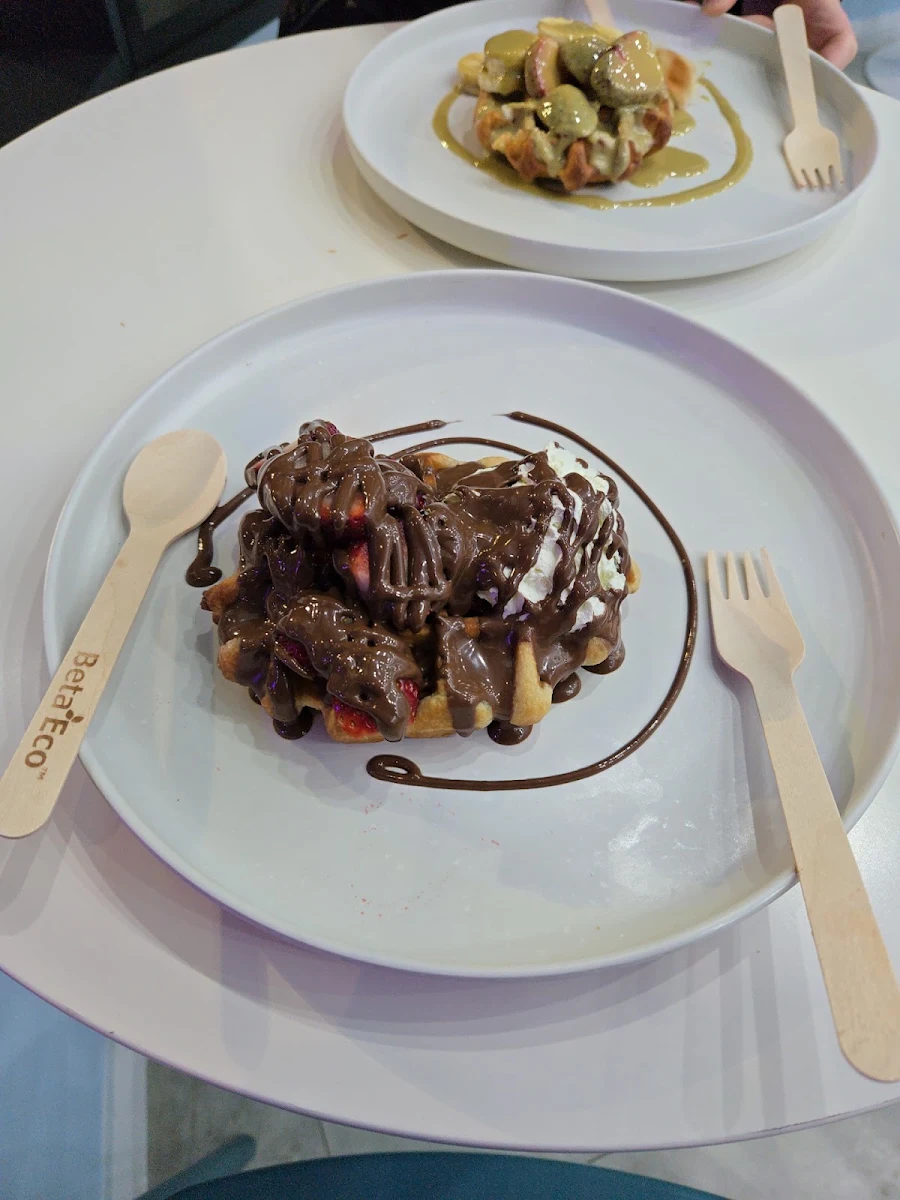 Waffles, Icy bear Frozen Yoghurt and Açai (Dessert Bar)