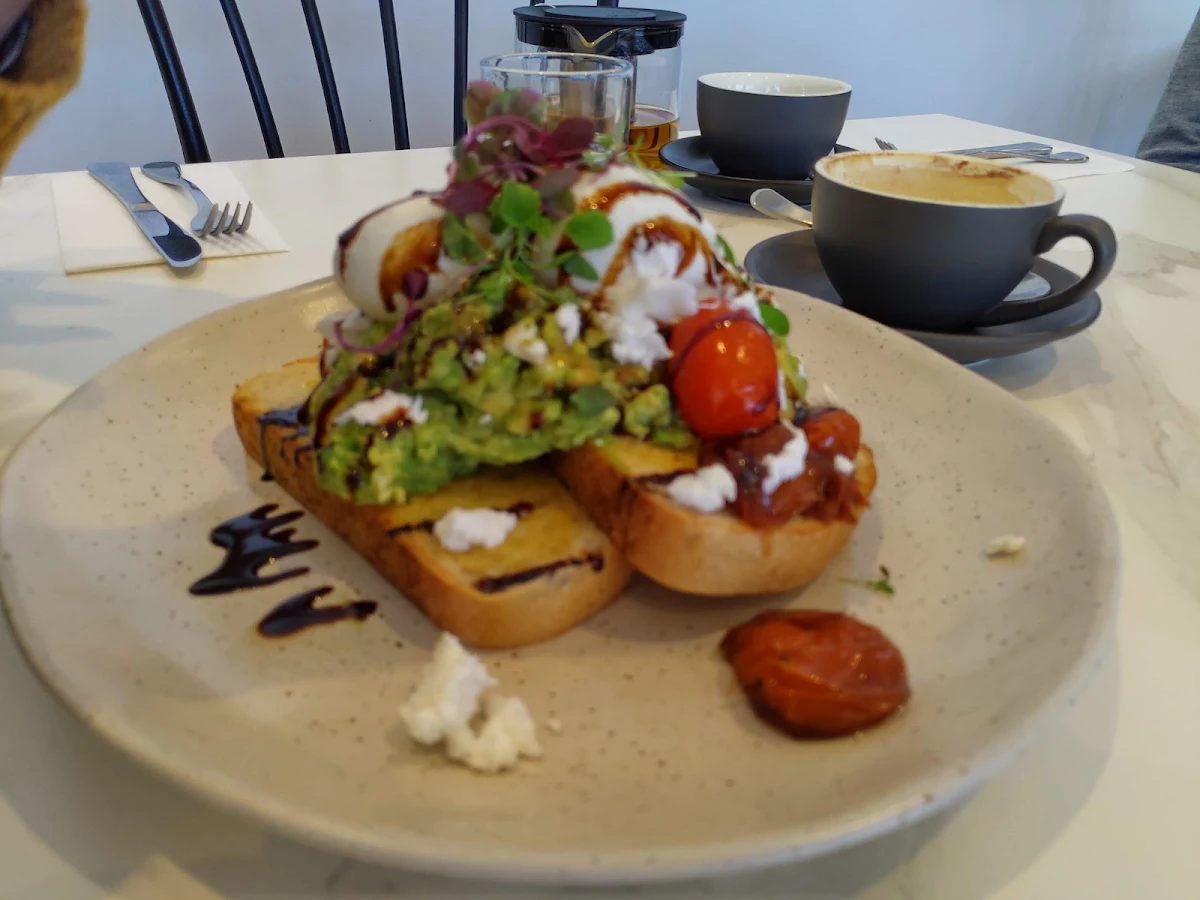 Smashed Avocado Pomodori
