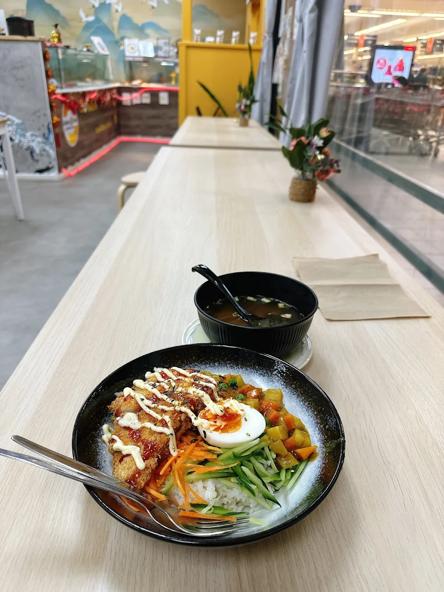 Highlights, Golden Pearl Sushi & Snack Bar