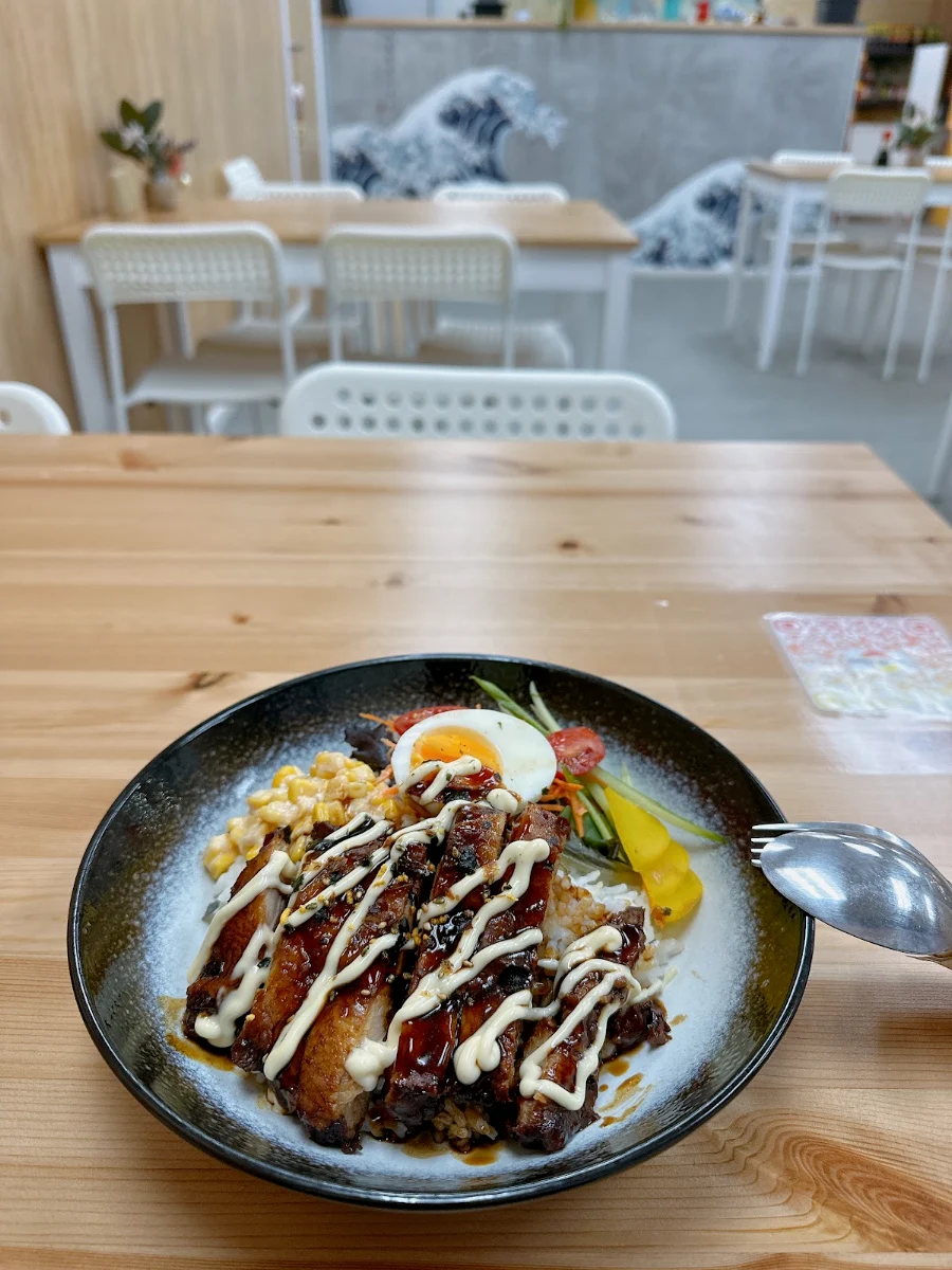 Highlights, Golden Pearl Sushi & Snack Bar