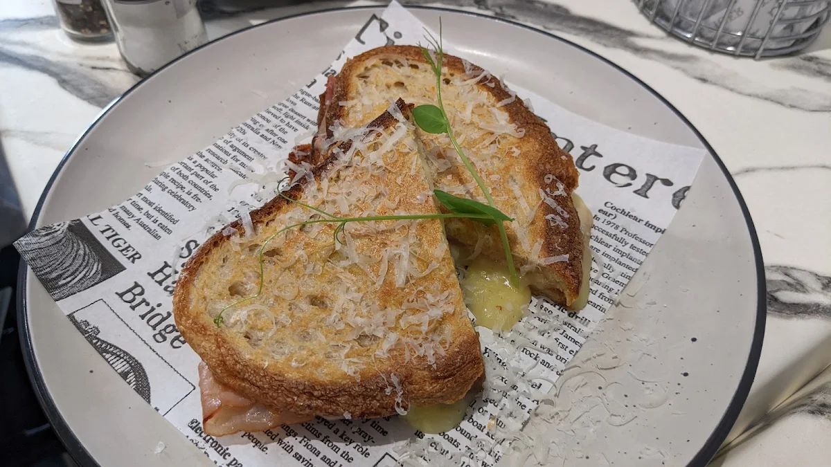 Brit's Fix, Flinder’s Cafe