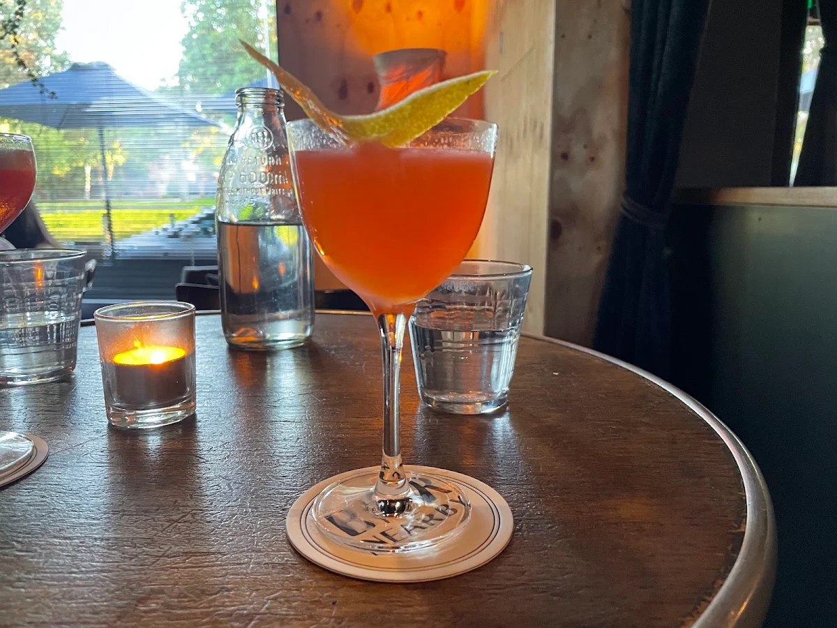 Highlights, Bar Nearby