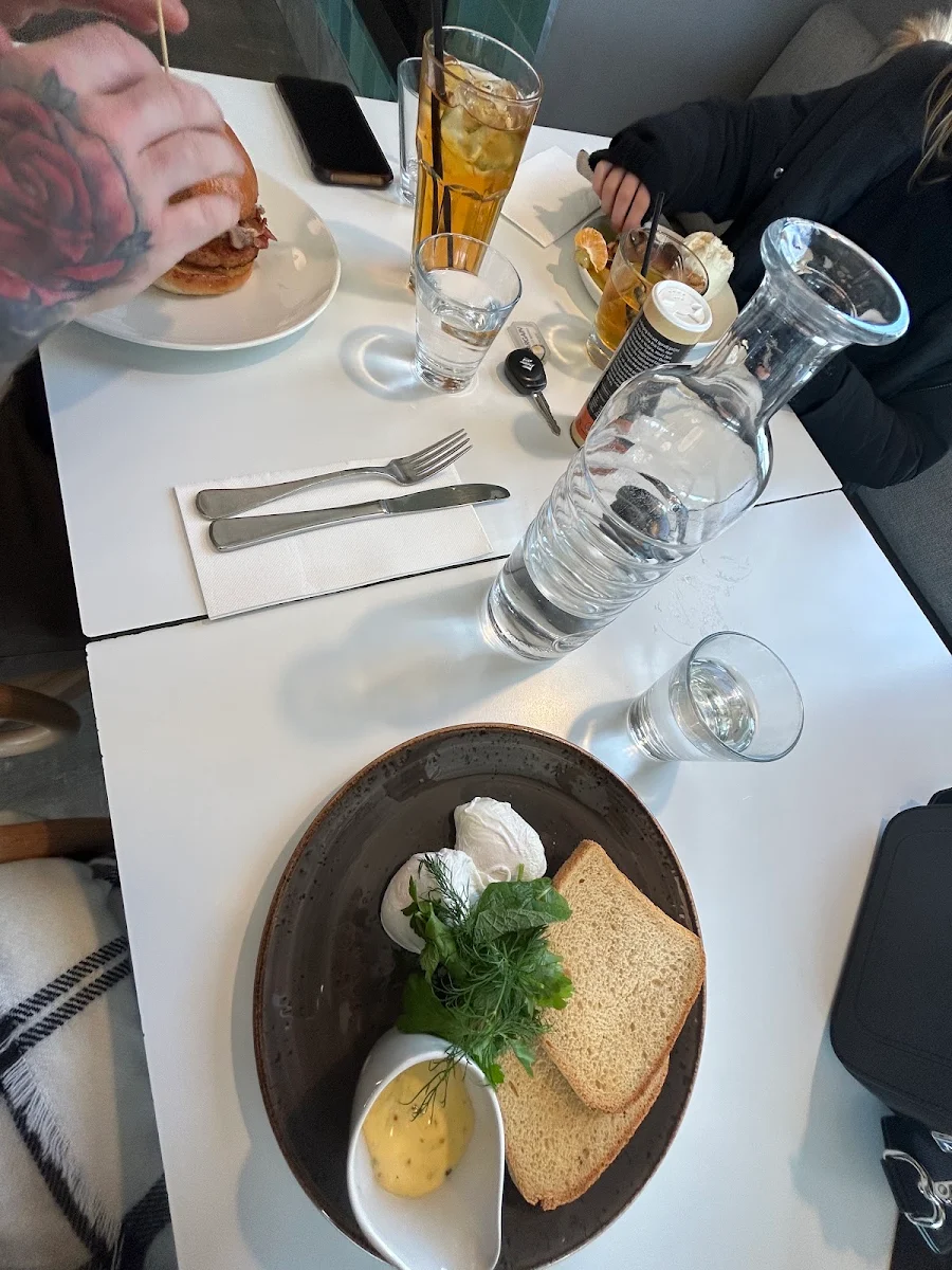 Eggs on Toast with Hollandaise Sauce