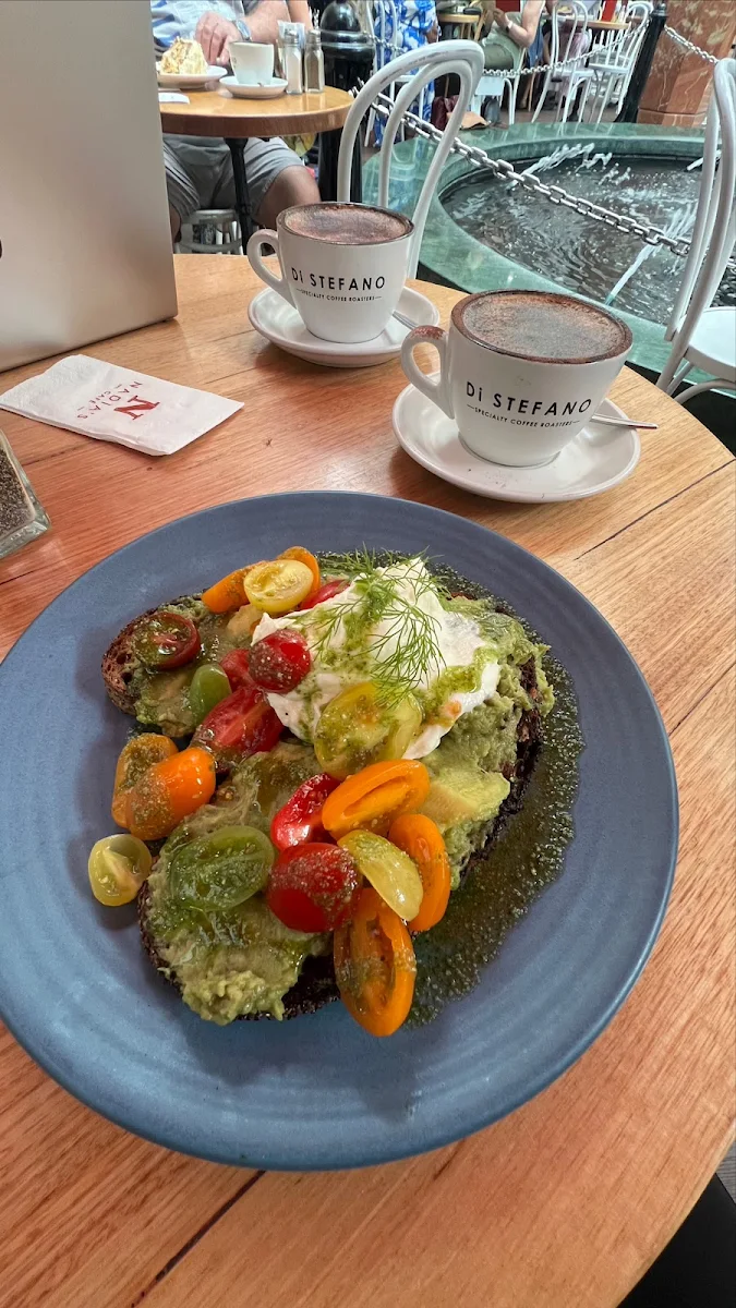Avo on Toast with Tomatoes and Pesto