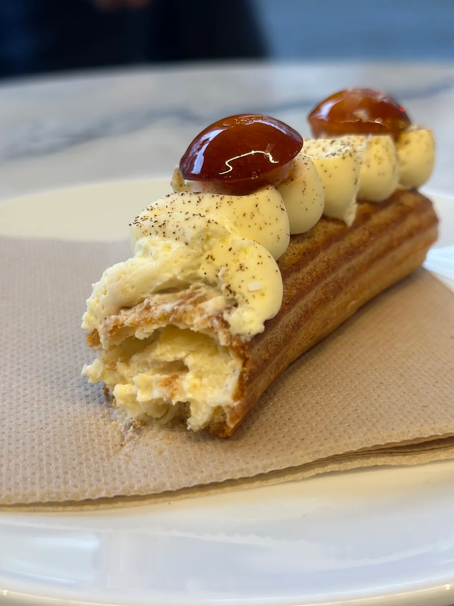 Caramel Eclair, Café de la Fontaine