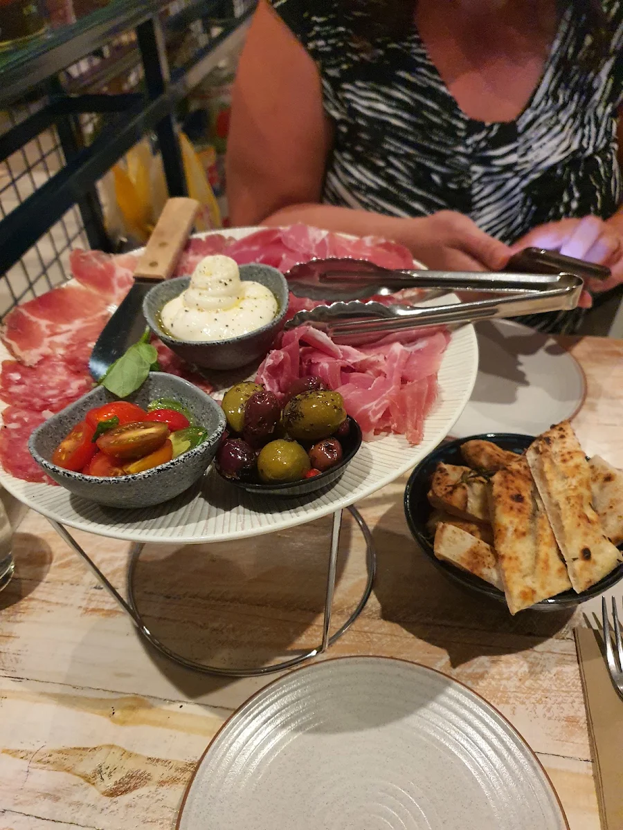 Antipasto, Motza Pizza