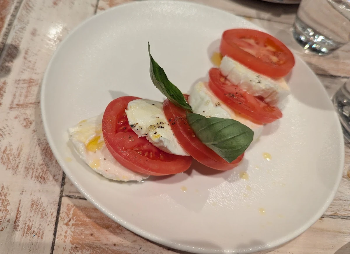 Caprese Salad, Motza Pizza