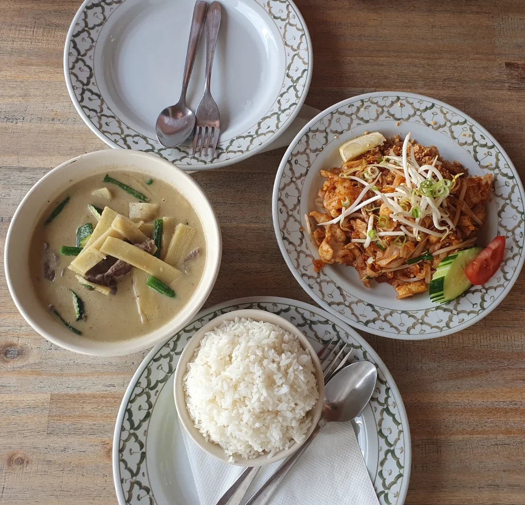 Chicken Pad Thai Beef Curry