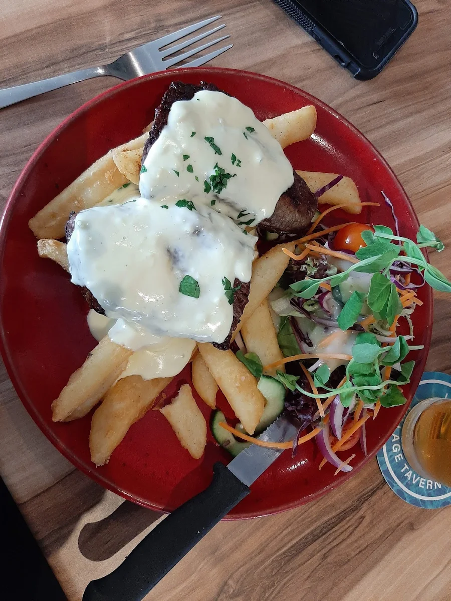 300g Rump with Chips and Salad Creamy Garlic Sauce