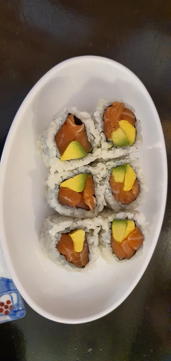 Medium Salmon Avocado Roll