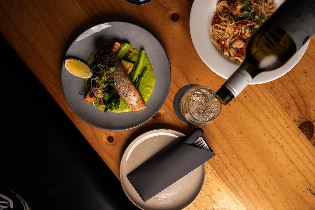 Highlights, Astor Bar & Grill