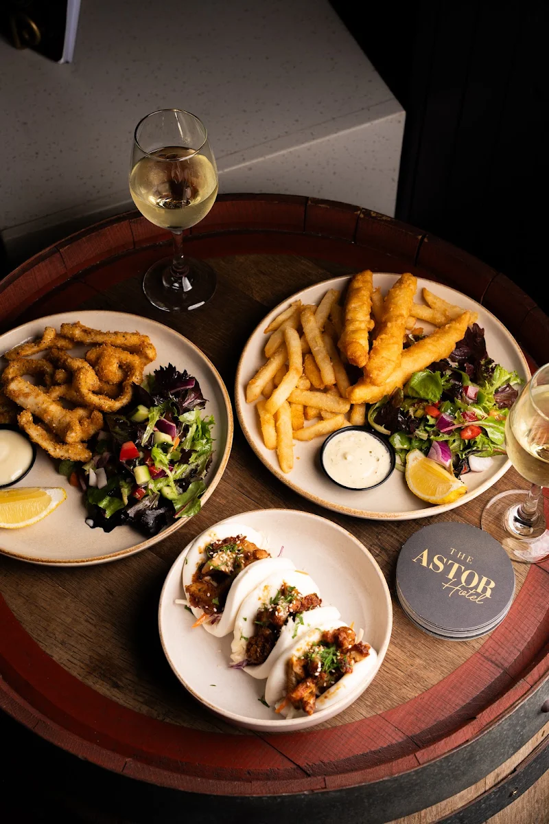 Highlights, Astor Bar & Grill