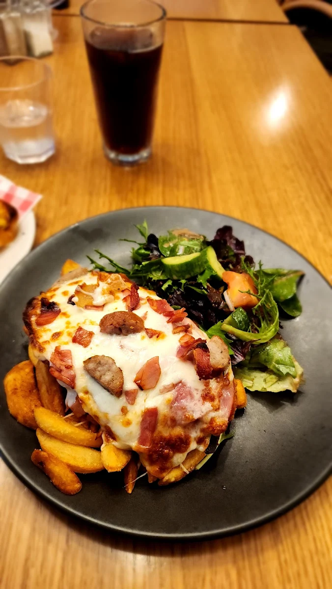 Filthy Parmi, Green Valley Hotel