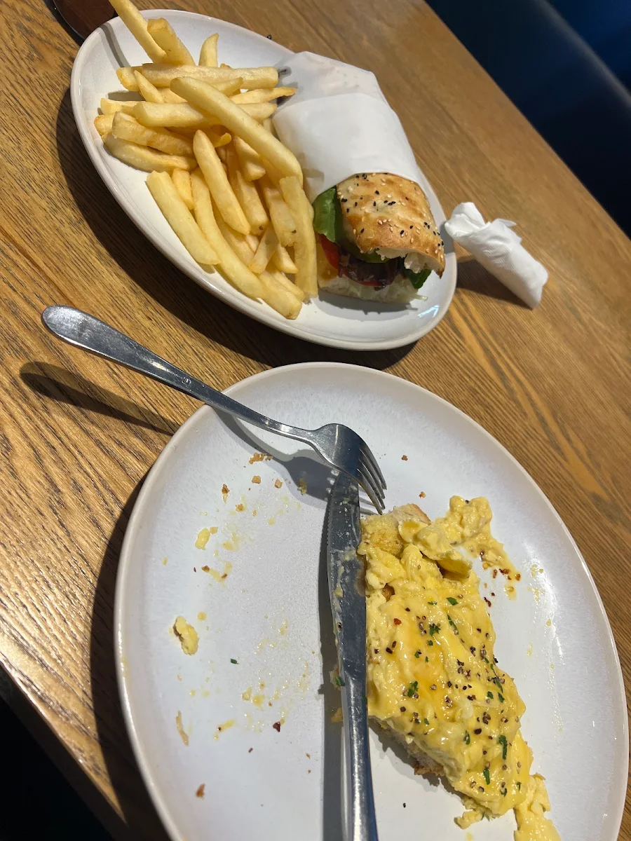 Highlights, Cook Rd Café