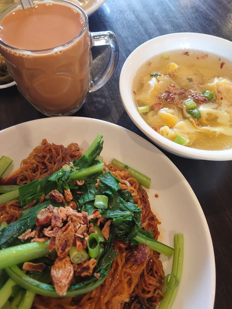 Dry Egg Noodles with Wonton