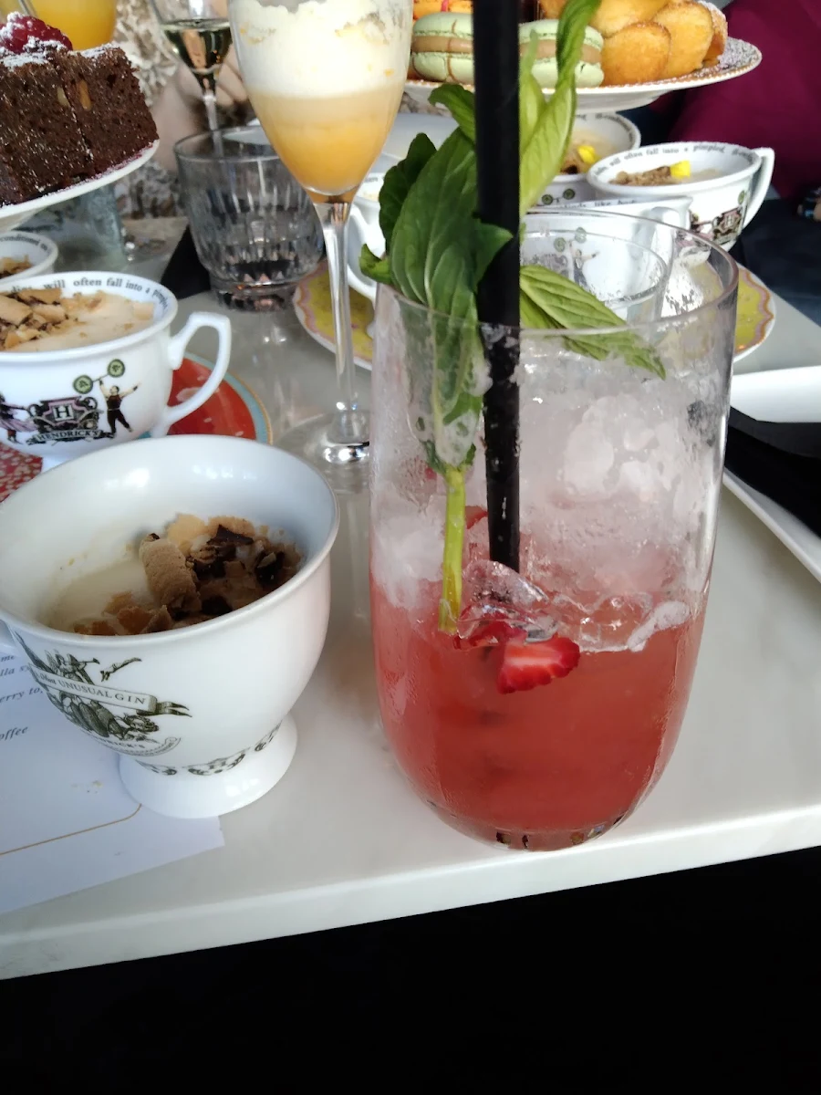 Tipsy Tea Strawberry Mocktail and Tiramisù