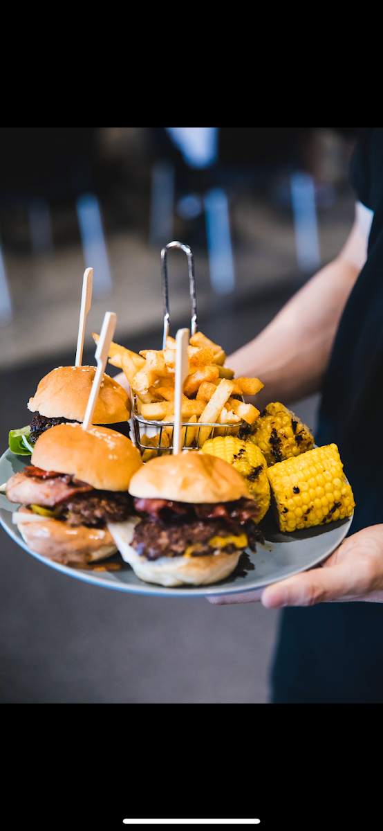 Sliders, Flame 400 Burger Cafe
