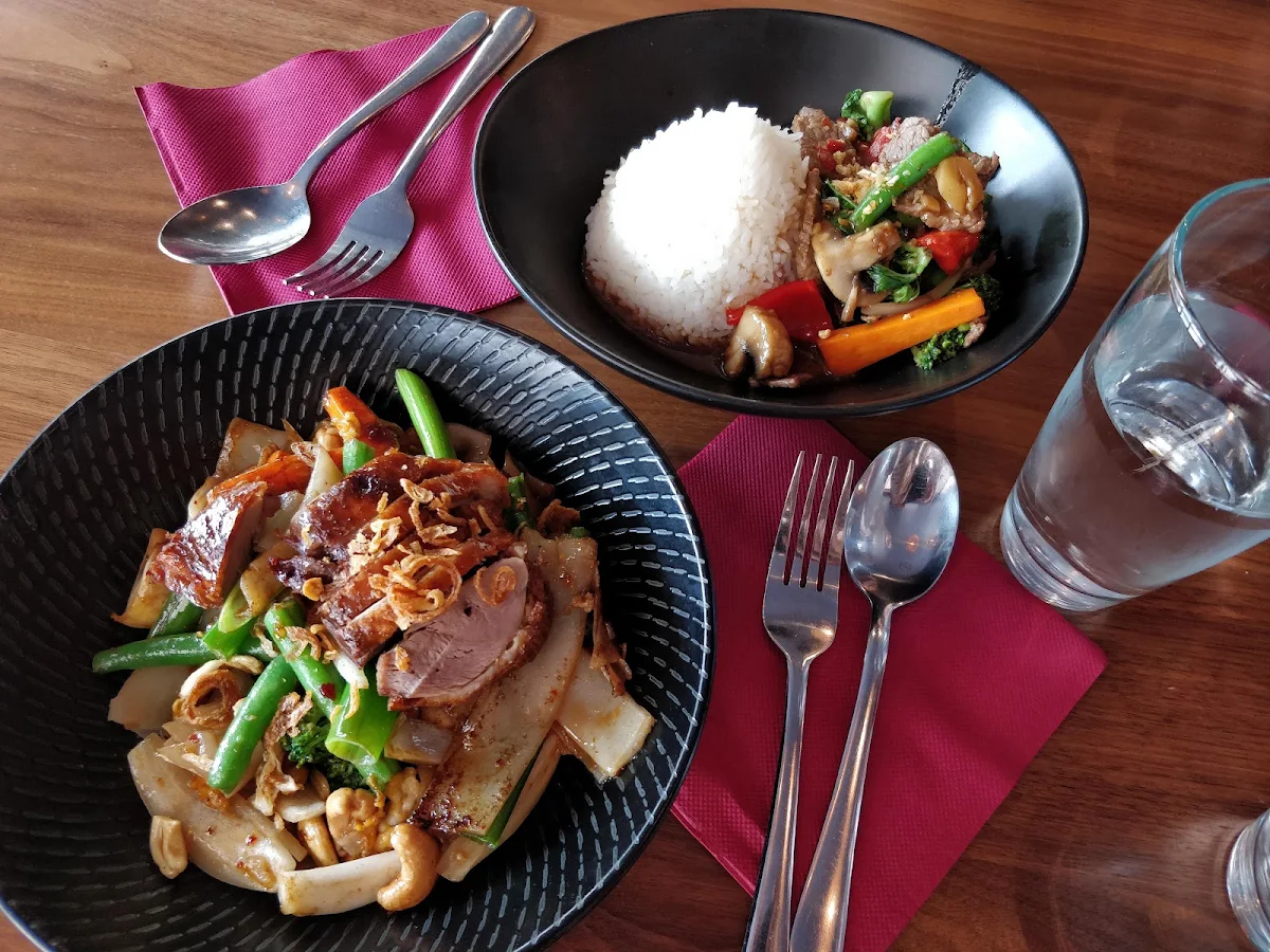 Cashew Nuts Duck Fried Noodles