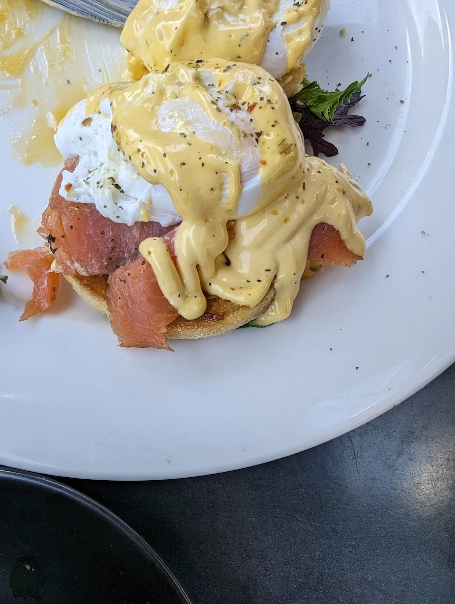 Eggs Benedict, Atomic Bar