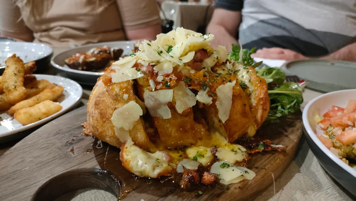 Cobloaf, Railway Hotel Deniliquin