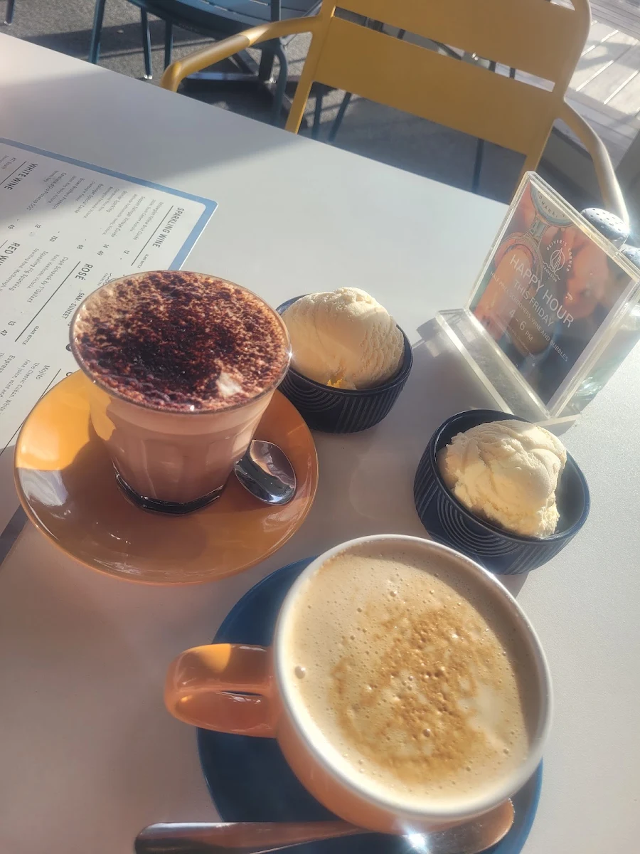Flat White, Oliver's Corner