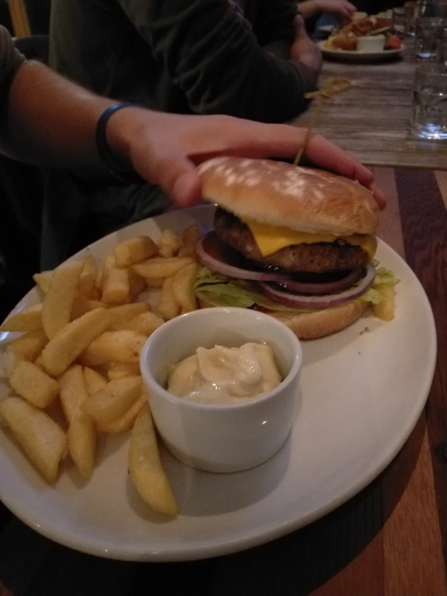 Hamburger, Islanders' Tavern